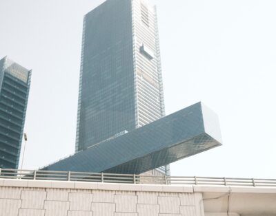 Azizi Riviera 41, Meydan