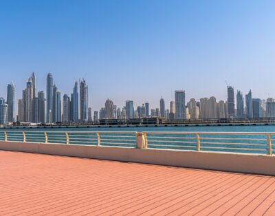 Azizi Riviera 42, Meydan