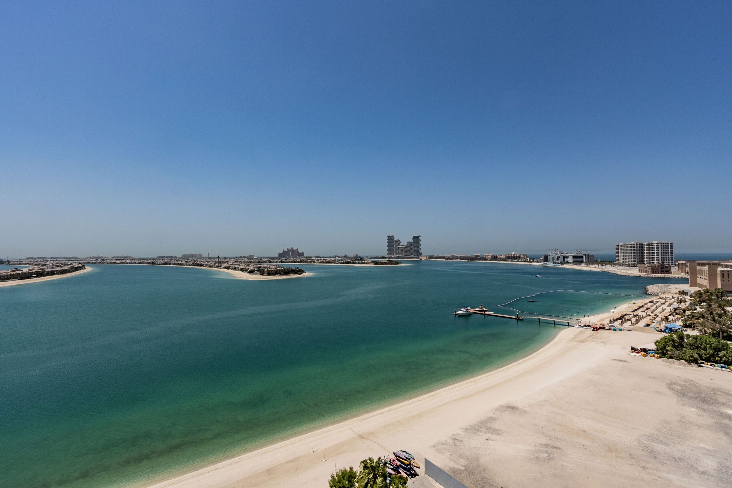 Aerial bay view of Palm Jumeirah, Dubai, showing fronds and villa communities