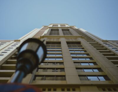 Azizi Riviera 30, Meydan