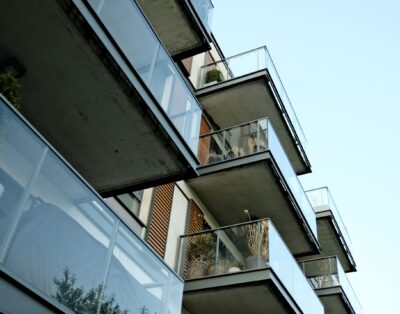 Azizi Riviera 10, Meydan