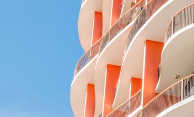 Azizi Riviera 48, Meydan