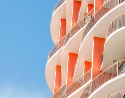 Azizi Riviera 48, Meydan
