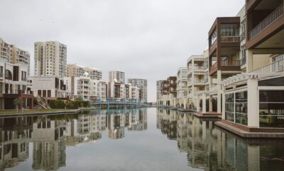 Azizi Riviera 8, Meydan