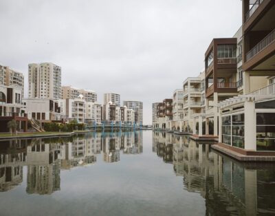 Azizi Riviera 8, Meydan