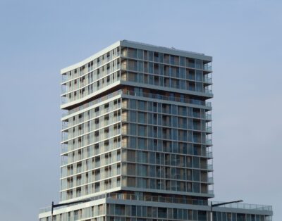 Azizi Riviera 59, Meydan