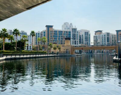 Azizi Riviera 46, Meydan