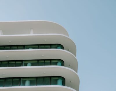 Azizi Riviera 16, Meydan