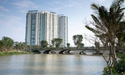 Azizi Riviera 67, Meydan