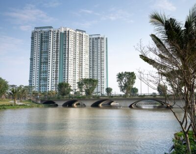 Azizi Riviera 67, Meydan