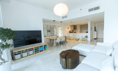 Azizi Riviera 21, Meydan