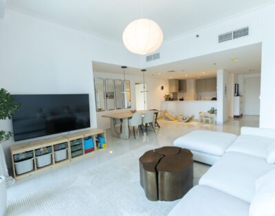 Azizi Riviera 21, Meydan