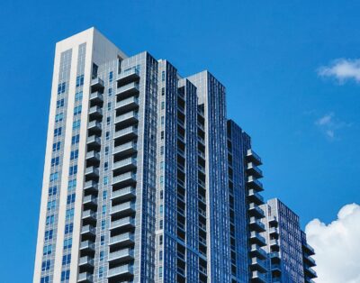 Azizi Riviera 11, Meydan