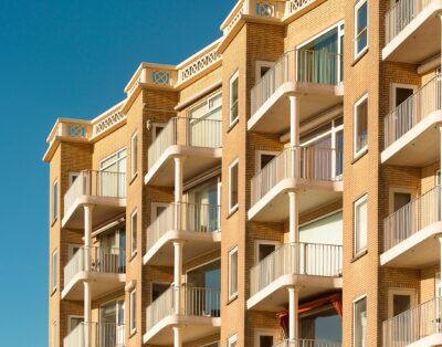 Azizi Riviera 33, Meydan