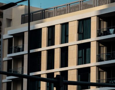 Azizi Riviera 31, Meydan