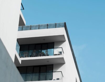 Azizi Riviera 12, Meydan