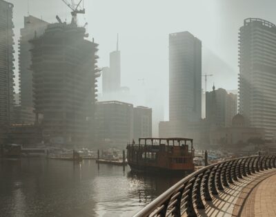 Azizi Riviera 24, Meydan