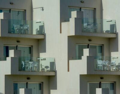 Azizi Riviera 27, Meydan