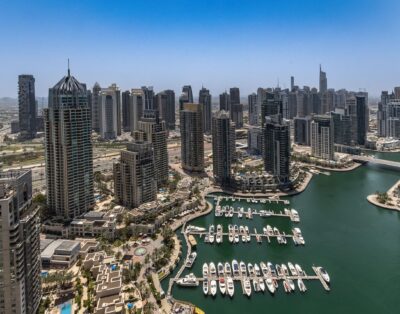 Azizi Riviera 40, Meydan