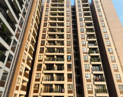 Azizi Riviera 47, Meydan