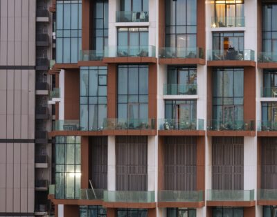 Azizi Riviera 36, Meydan