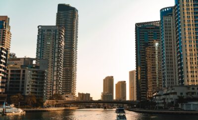 Azizi Riviera 25, Meydan