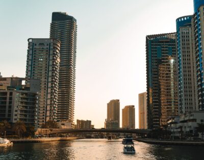 Azizi Riviera 25, Meydan