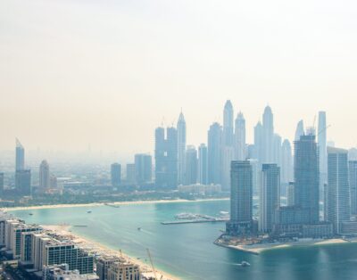 Azizi Riviera 69, Meydan